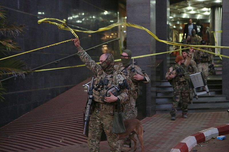 Soldados franceses abandonan el hotel Radisson