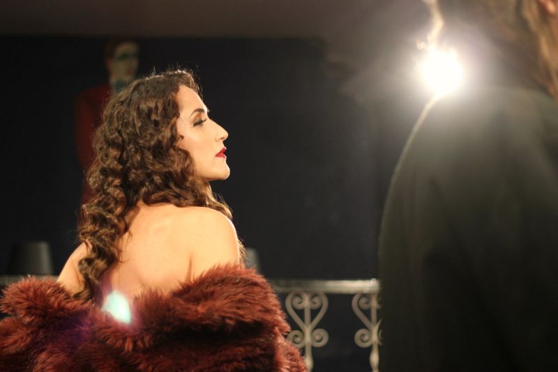 Bajos los focos del glamour