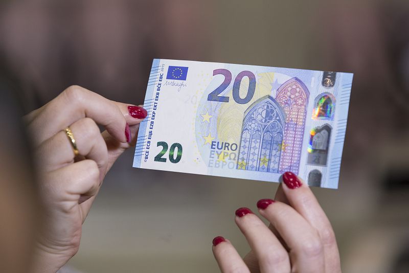 Mirar a trasluz, importante para ver las medidas de seguridad del billete de 20 euros