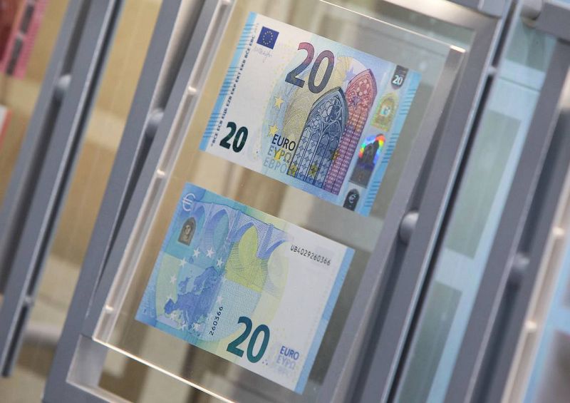 El nuevo billete de 20 euros expuesto en la sede del Banco Central Europeo en Fráncfort 