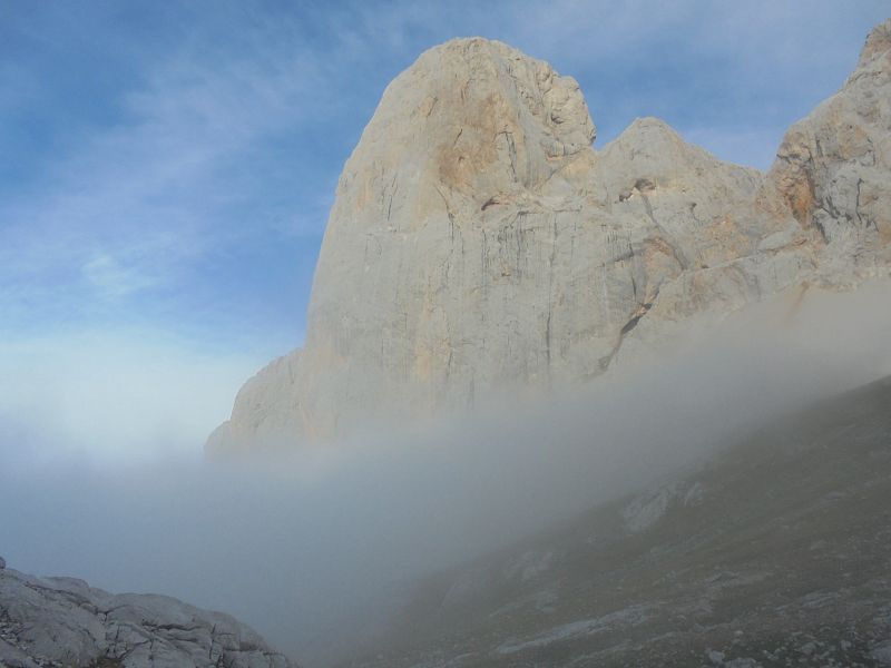 Al pié del Naranjo de Bulnes o el Urriellu, como le llaman aquí.