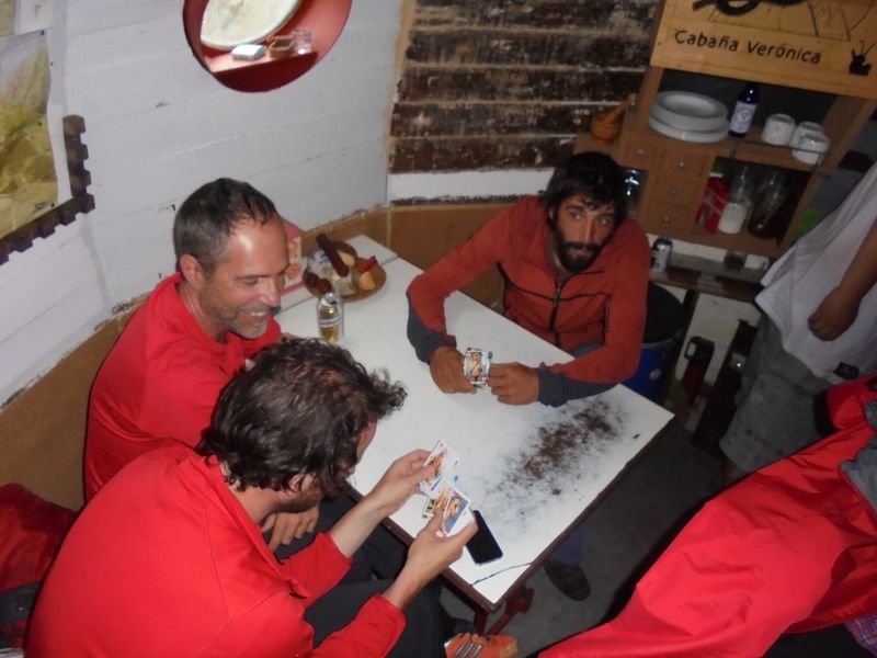 Esperando que la tormenta amaine en el refugio de Cabaña Verónica.