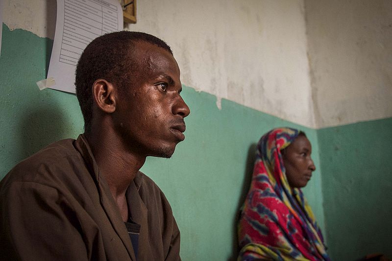 Esperan tras caminar 40 km para que su hijo reciba atención sanitaria