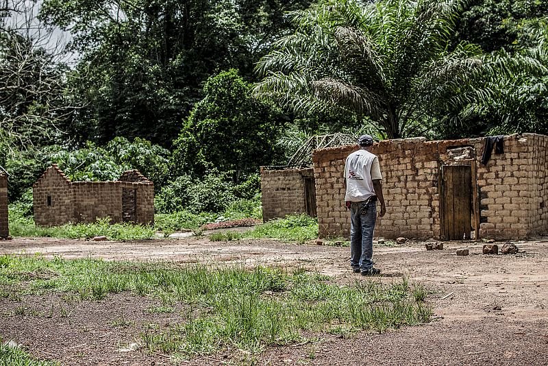 Muchos desplazados malviven entre la maleza