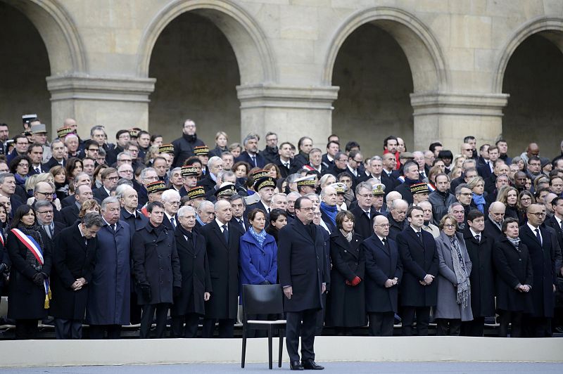 Hollande, con miembros de su gobierno y otras autoridades de fondo, preside el homenaje