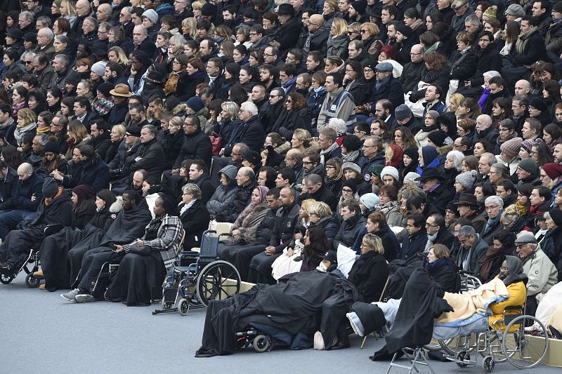 Algunos de los heridos el 13N asisten al homenaje de las víctimas en París