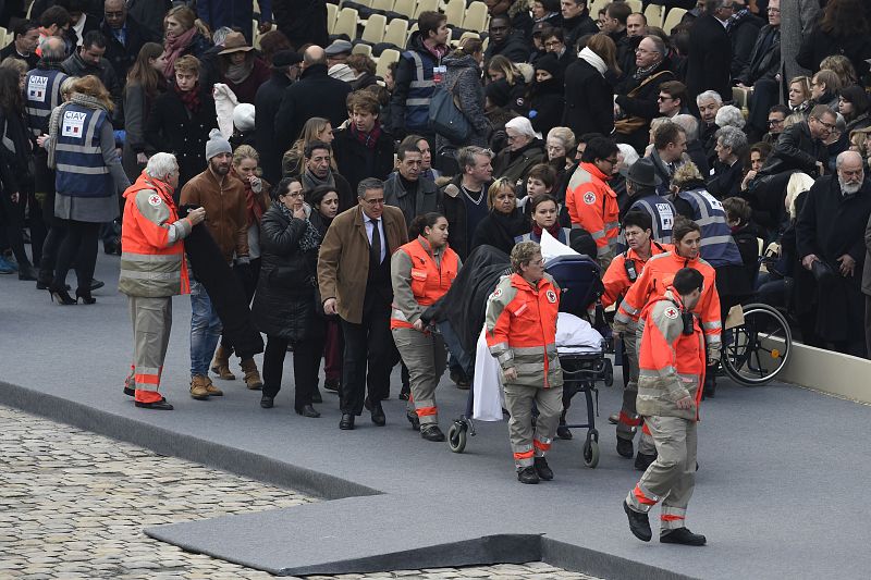 Miembros de Cruz Roja acompañan a los heridos en el atentado a la ceremonia de homenaje en Los Inválidos