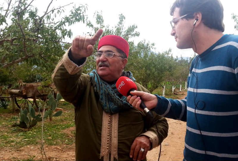 Am Gadour, guía cultural de Zaghouan, conversa con Álvaro Soto.