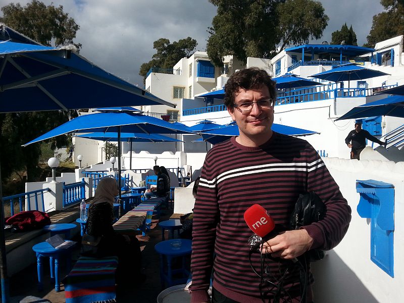 Álvaro Soto recoge sonidos en Sidi Bou Said.