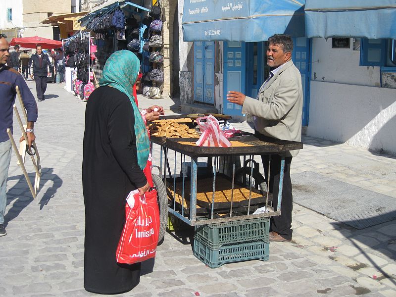 Vendedor de dulces en la medina de Kairouan.