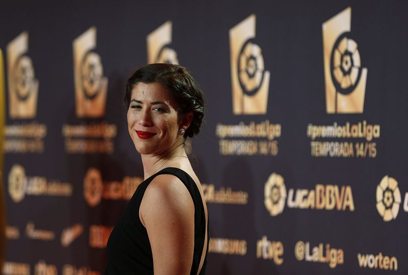 La tenista Garbiñe Muguruza posa a su llegada a la gala de los premios de La Liga