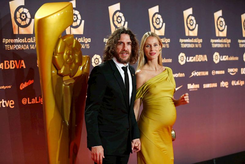 Puyol y su pareja, Vanesa Lorenzo, posan a su llegada a la gala