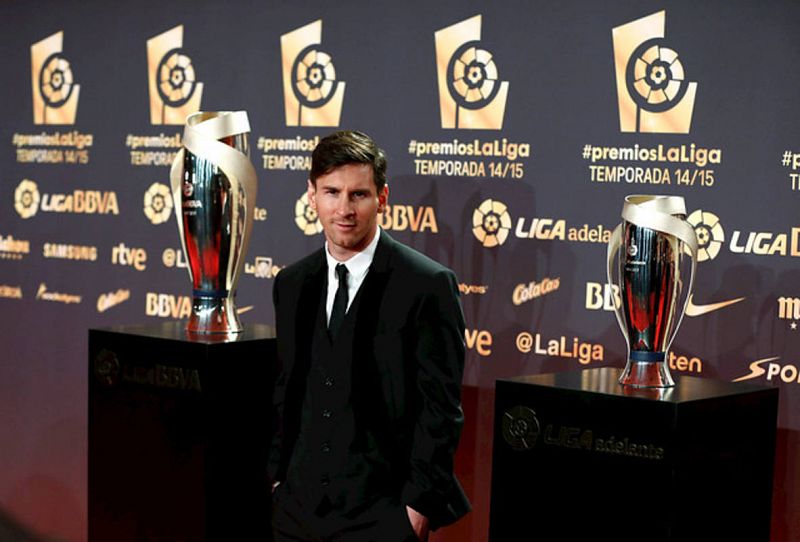 Messi posa junto a los trofeos de los Premios de la Liga