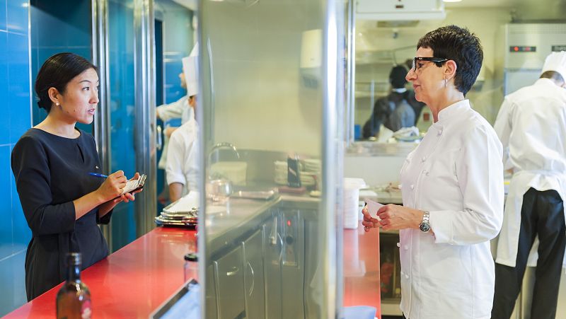 Carme, en la cocina del Sant Pau, con su Jefa de Sala Rie Yasui