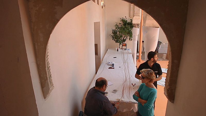 Durante la grabación del documental, la pintora Soledad Sevilla prepara una exposición en Granada