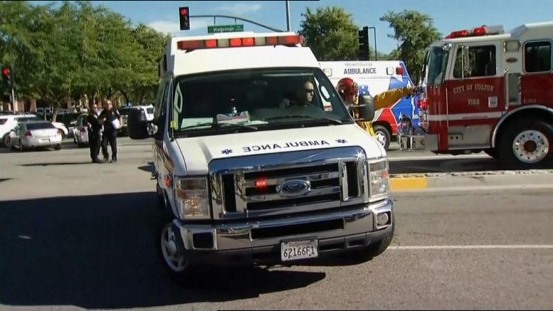 Decenas de ambulancias y coches de policía se han desplegado en la zona.