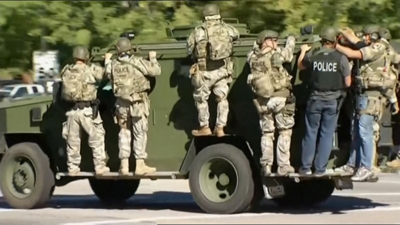 La policía, el FBI y agentes de la Oficina de Alcohol, Tabaco, Armas y Explosivos se han desplegado en el lugar del tiroteo.