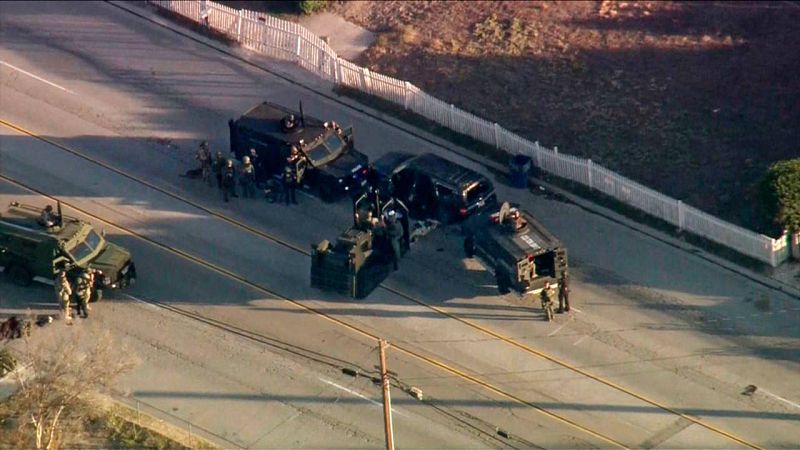 Las fuerzas de seguridad estadounidenses rodearon un coche con posibles sospechosos en su interior