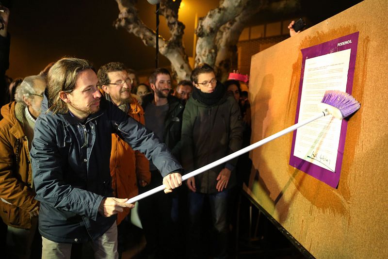 Pablo Iglesias ha comenzado la campaña en Villaralbo, un pueblo de la provincia de Zamora, con la tradicional pegada de carteles.