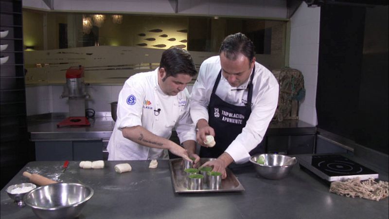 Ángel León, chef del mar, condimentando con microalgas