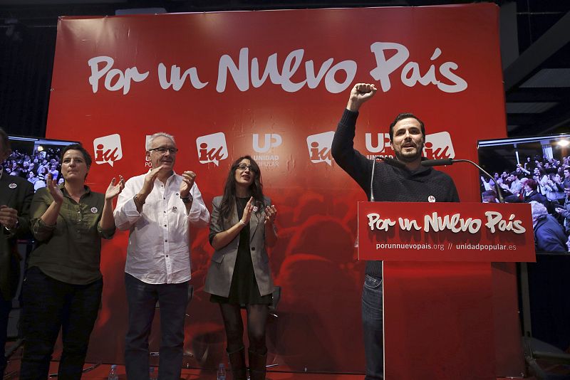 El candidato de IU-Unidad Popular Alberto Garzón, acompañado por el coordinador general de IU, Cayo Lara.