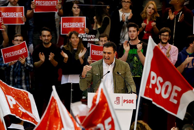 El candidato socialista Pedro Sánchez, durante su primer mitin de campaña, celebrado en la localidad madrileña de Getafe.