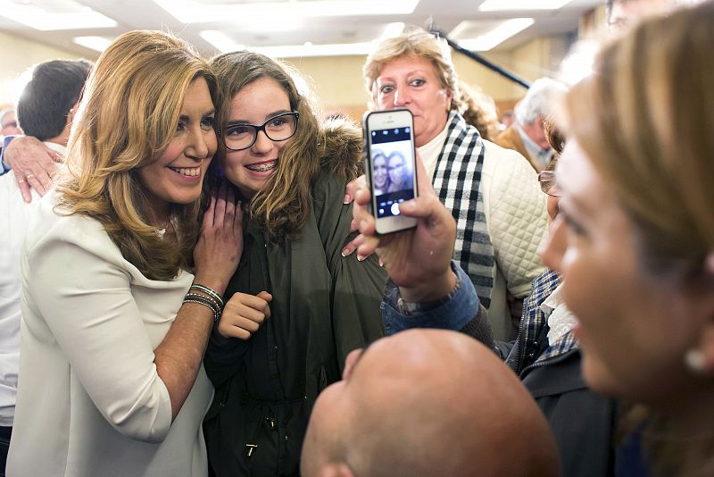 La presidenta de la Junta de Andalucía, Susana Díaz, se hace un selfiecon una simpatizante durante arranque de campaña en Málaga.