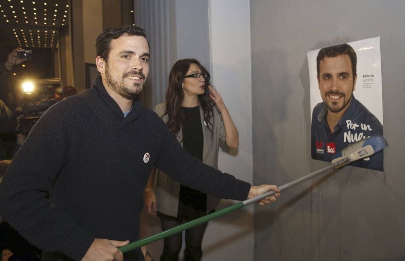 El candidato de IU-Unidad Popular, Alberto Garzón y la número dos, Sol Sánchez, durante el acto de inicio de campaña en Madrid. 