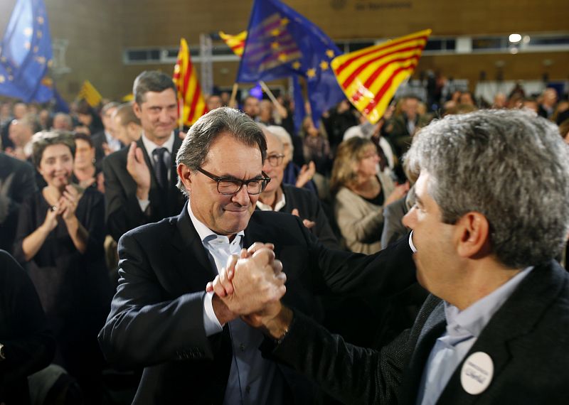 El presidente en funciones, Artur Mas, y el cabeza de lista Francesc Homs, durante el acto de Democràcia i Llibertat.