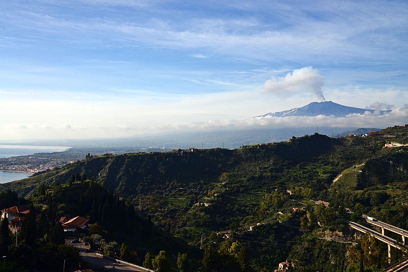 El humo envuelve la ciudad de Taormina