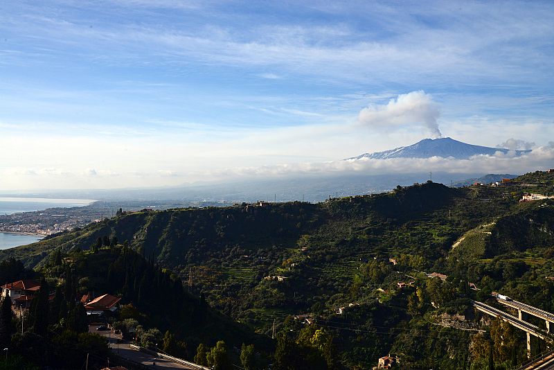 El humo envuelve la ciudad de Taormina