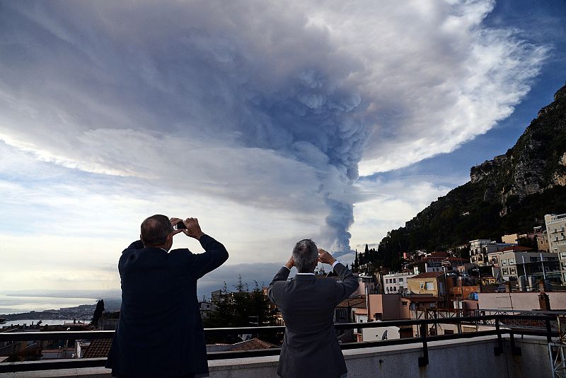 Gente tomando fotos del Etna