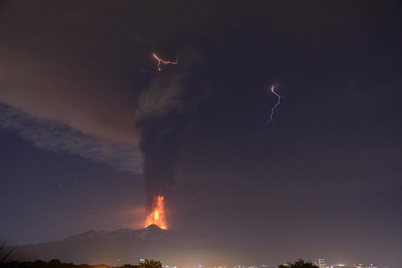 Nube de cenizas y lava expulsada por el volcán Etna