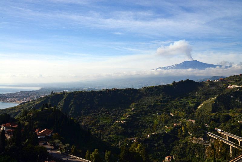 El humo envuelve la ciudad de Taormina