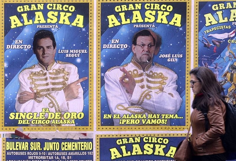 Posters que anuncian actuaciones en un circo en Madrid, retocados con la cara de Mariano Rajoy (PP) y Albert Rivera (C's).