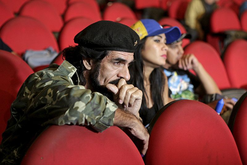 Humberto Lopez, conocido como "El Che", con rostro serio tras conocer los resultados de las elecciones