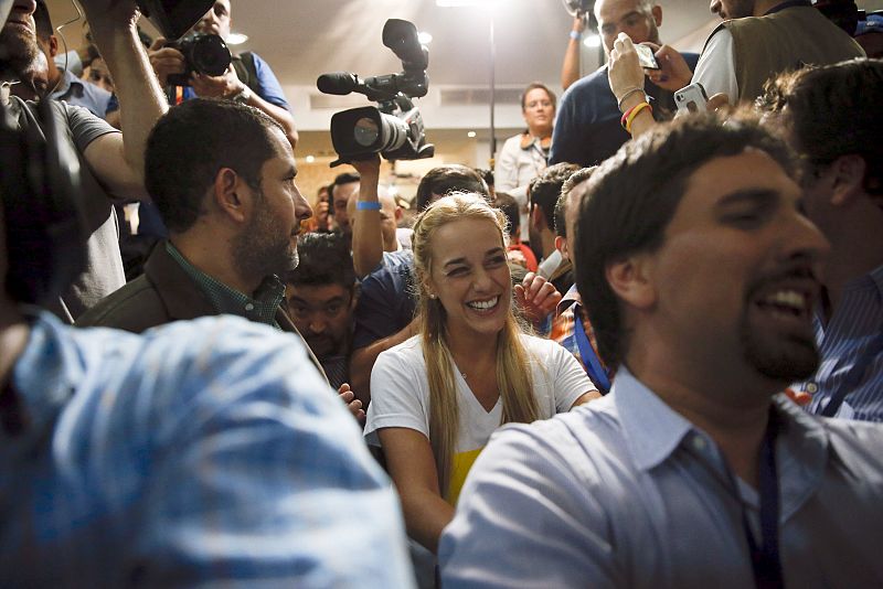 Lilian Tintori, la mujer del líder de la oposición encarcelado Leopoldo López, celebra el resultado electoral