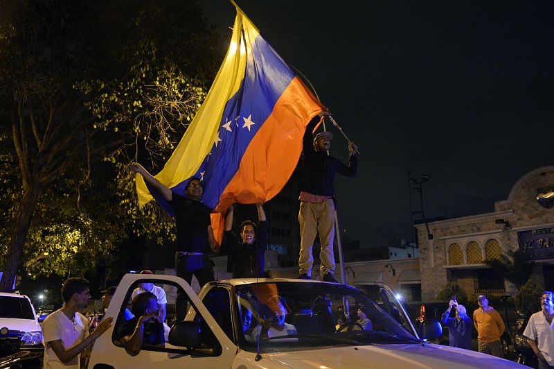 Partidarios de la oposición venezolana celebran en las calles de Caracas el resultados de las elecciones