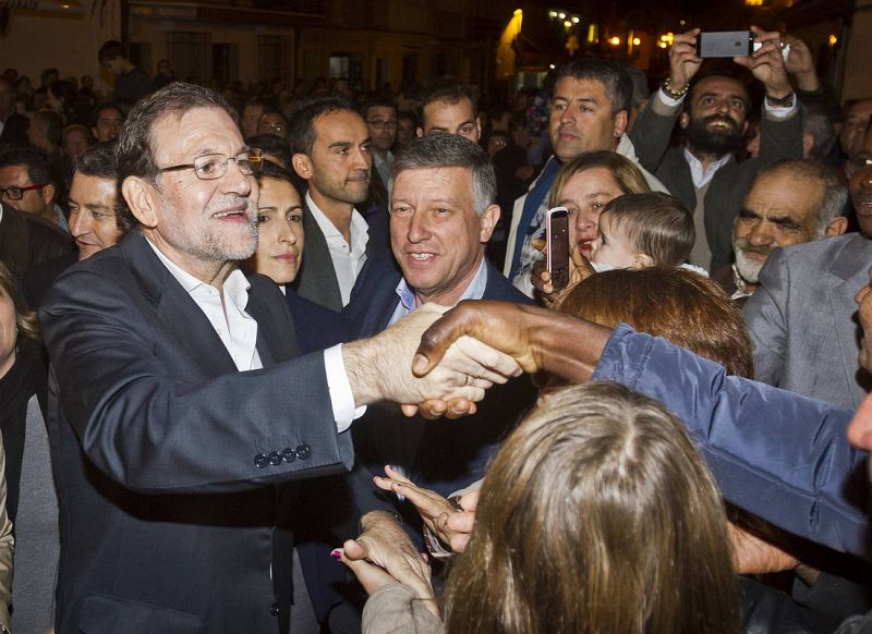 El presidente del Gobierno, Mariano Rajoy, durante el acto electoral que los populares han celebrado en la localidad onubense de Palos de la Frontera. 
