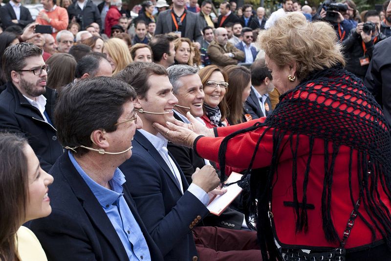 Un simpatizante saluda al candidato de Ciudadanos (C's) a la presidencia del Gobierno, Albert Rivera.