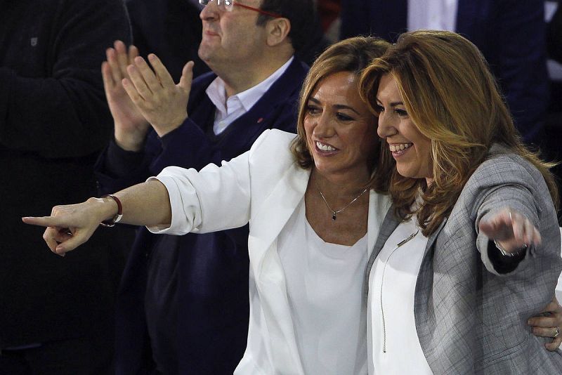 La presidenta de Andalucía, Susana Díaz, participa junto a la candidata del PSC al Congreso Carme Chacón en un acto de campaña.