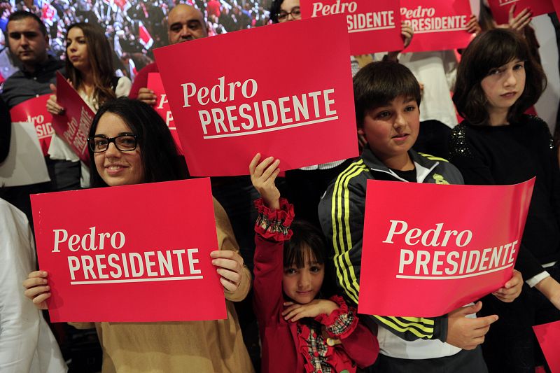Niños apoyando al candidato socialista en un mitin en A Coruña.