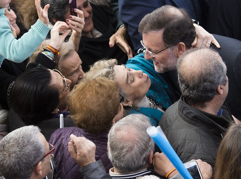 El presidente del Gobierno, Mariano Rajoy, saluda a los simpatizantes a su llegada a un acto electoral en un restaurante del puerto de Sevilla.