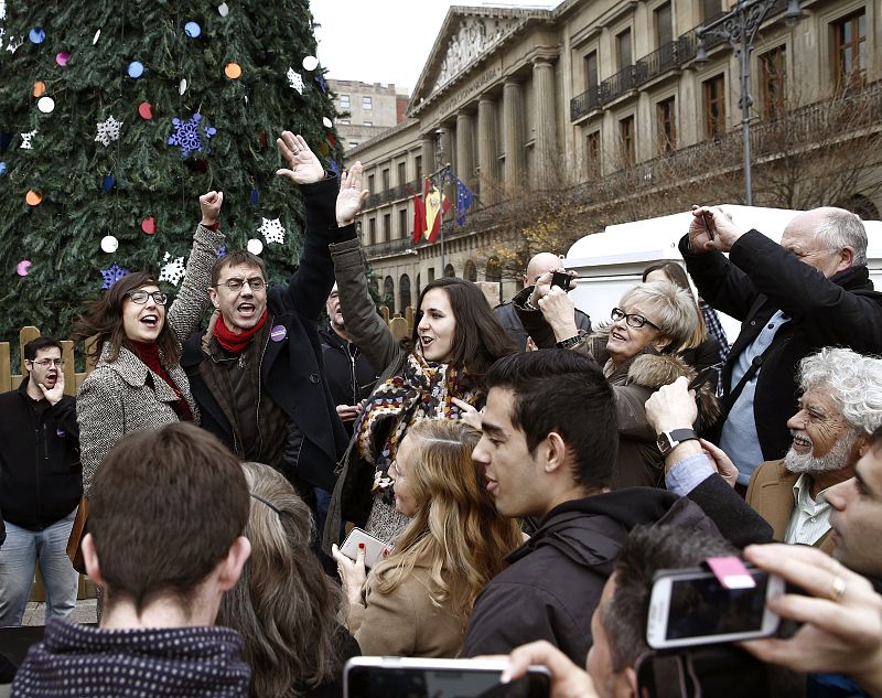 Juan Carlos Monedero, exnúmero tres de Podemos, haciendo campaña en Pamplona.