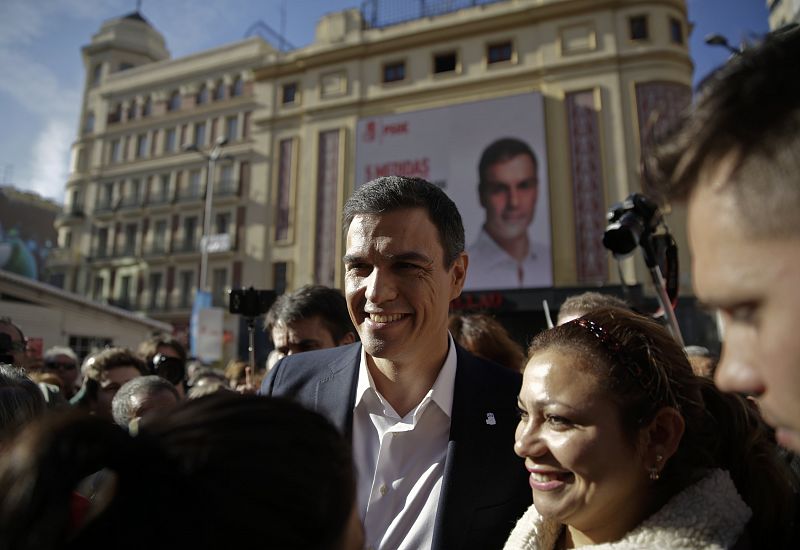 El líder del PSOE, Pedro Sánchez, en la madrileña plaza de Callao, junto a un gran cartel electoral.