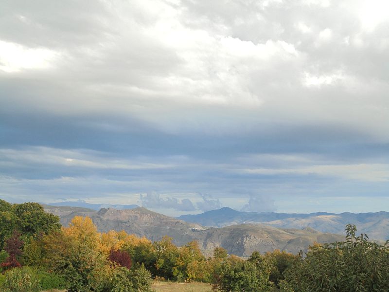 En el camino del Sulayr, la sierra del sol en árabe