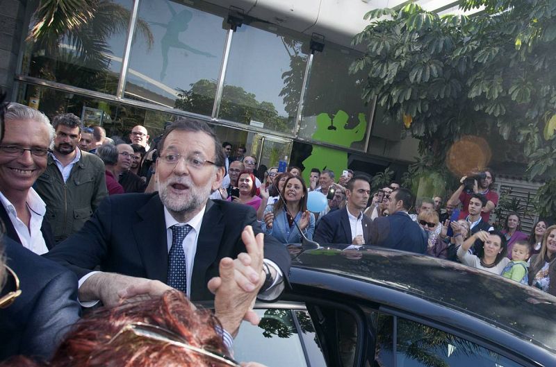 El presidente del Gobierno y candidato a la reelección, Mariano Rajoy, hace campaña en Santa Cruz de Tenerife. 