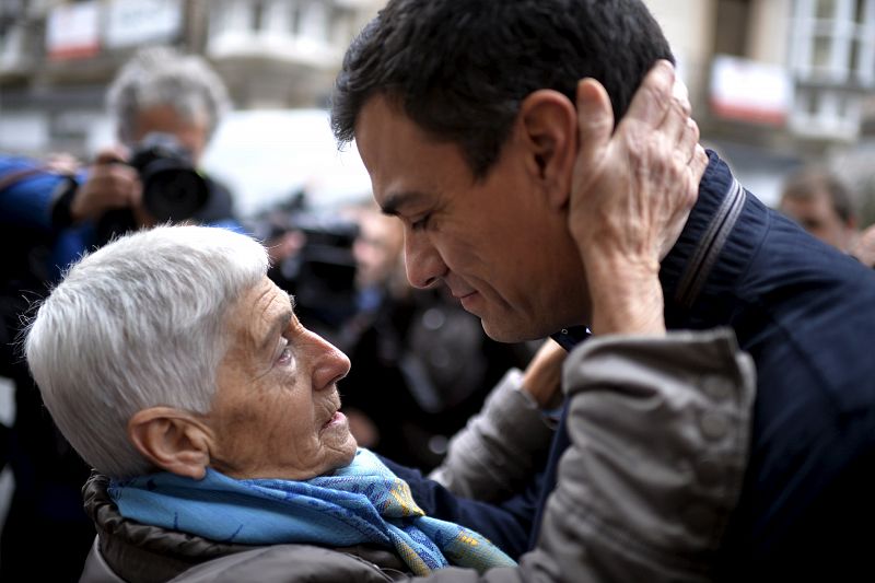 Una simpatizante socialista saluda al candidato Pedro Sánchez en Vitoria.