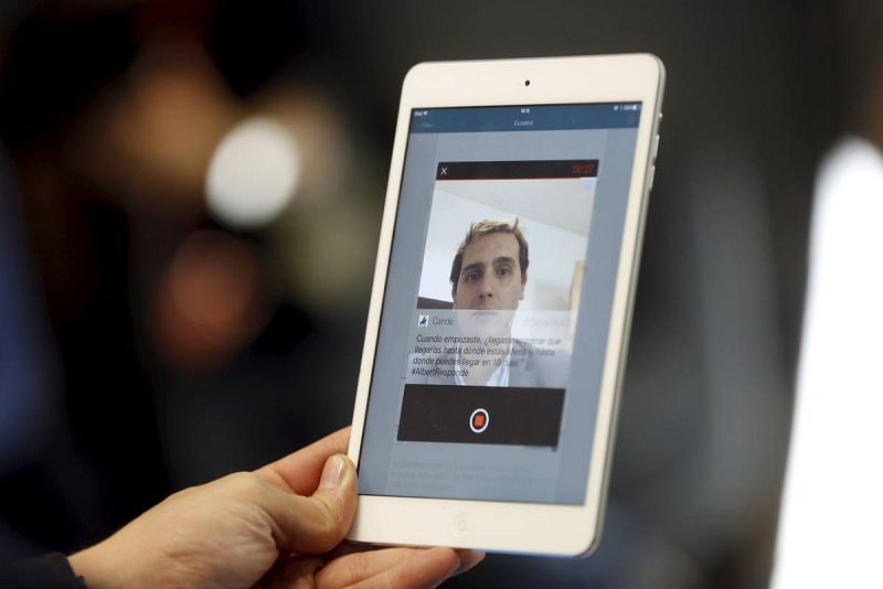 El candidato de Ciudadanos, Albert Rivera, contesta a preguntas de usuarios de twitter.