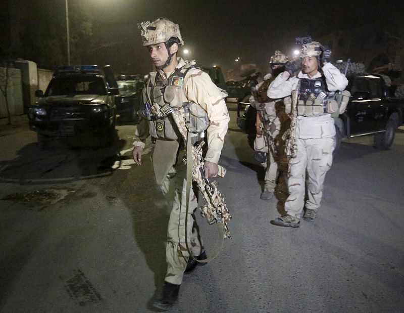 Miembros de las fuerzas de seguridad afganas llegan al lugar del ataque terrorista que tuvo lugar en Kabul.